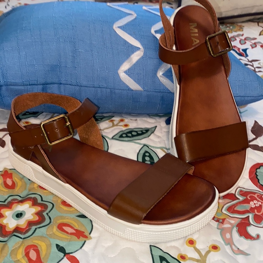 NWOT Mia sandals